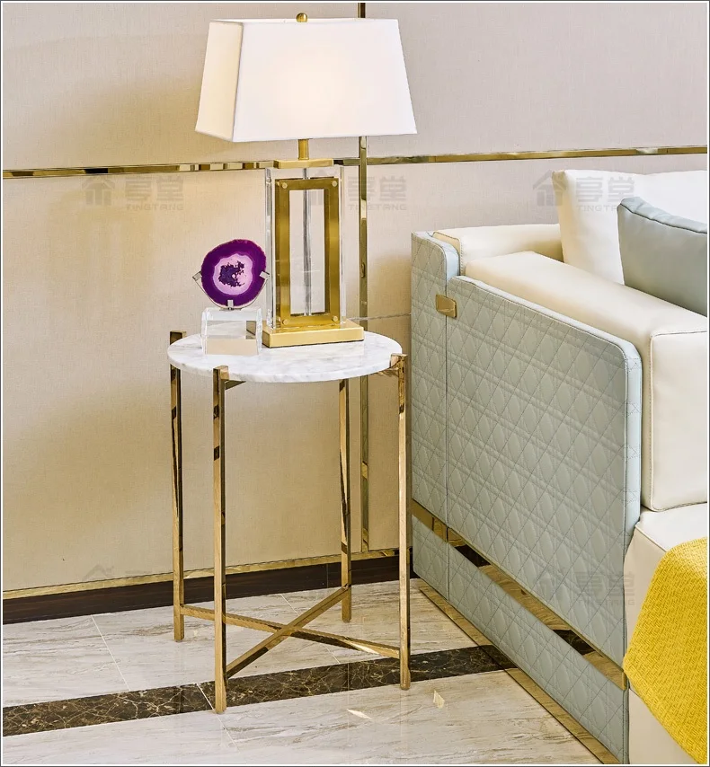 Маленький журнальный столик с позолоченной стальной рамой 60 см (23 дюйма) круглой