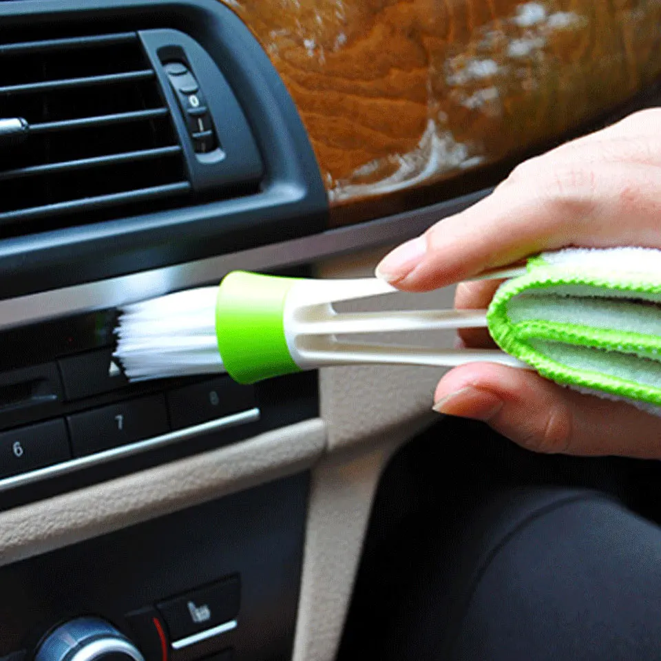 Щетка для очистки автомобильного кондиционера на выходе панель инструмента