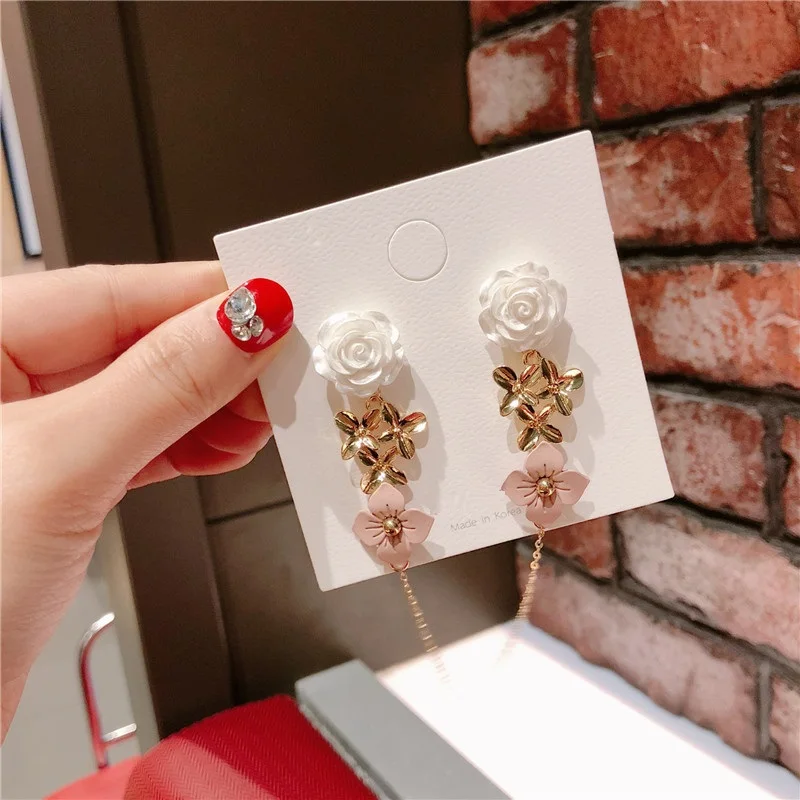 Длинные висячие серьги с белыми и розовыми цветами акриловые розовым золотом 585