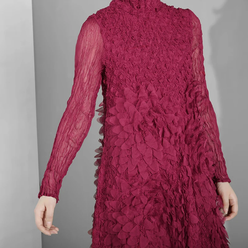 Женское платье со стоячим воротником LANMREM красное плиссированное с длинным