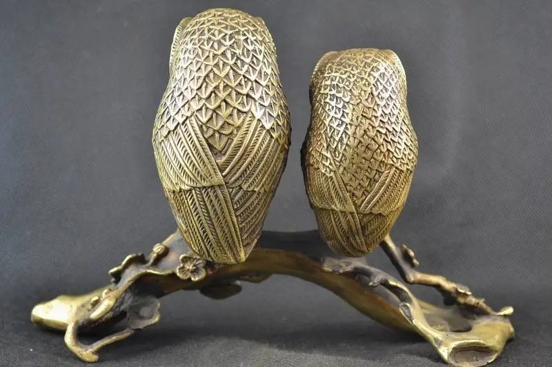 Старая ручная работа медная резьба пара пар Сова сидя на статуе пня|owl|owl statue |