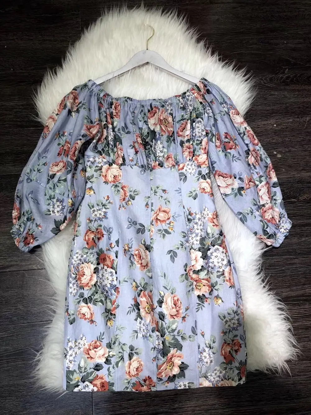 Женское сиреневое мини-платье с цветочным принтом и открытыми плечами