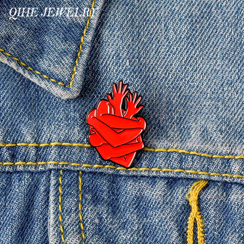 QIHE ювелирные изделия Анатомическое Сердце Pin человеческой руки и сердца штырь