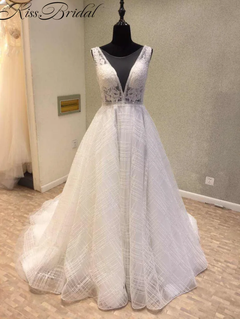 

Кружевное свадебное платье с открытой спиной, V-образным вырезом и шлейфом