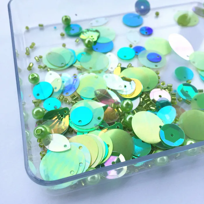 Sequins green Qlcrystal 10g/bags mixed pearl beads flat round pvc loose sequins,sewing craft,glass seed beads - Цвет: Sequins green