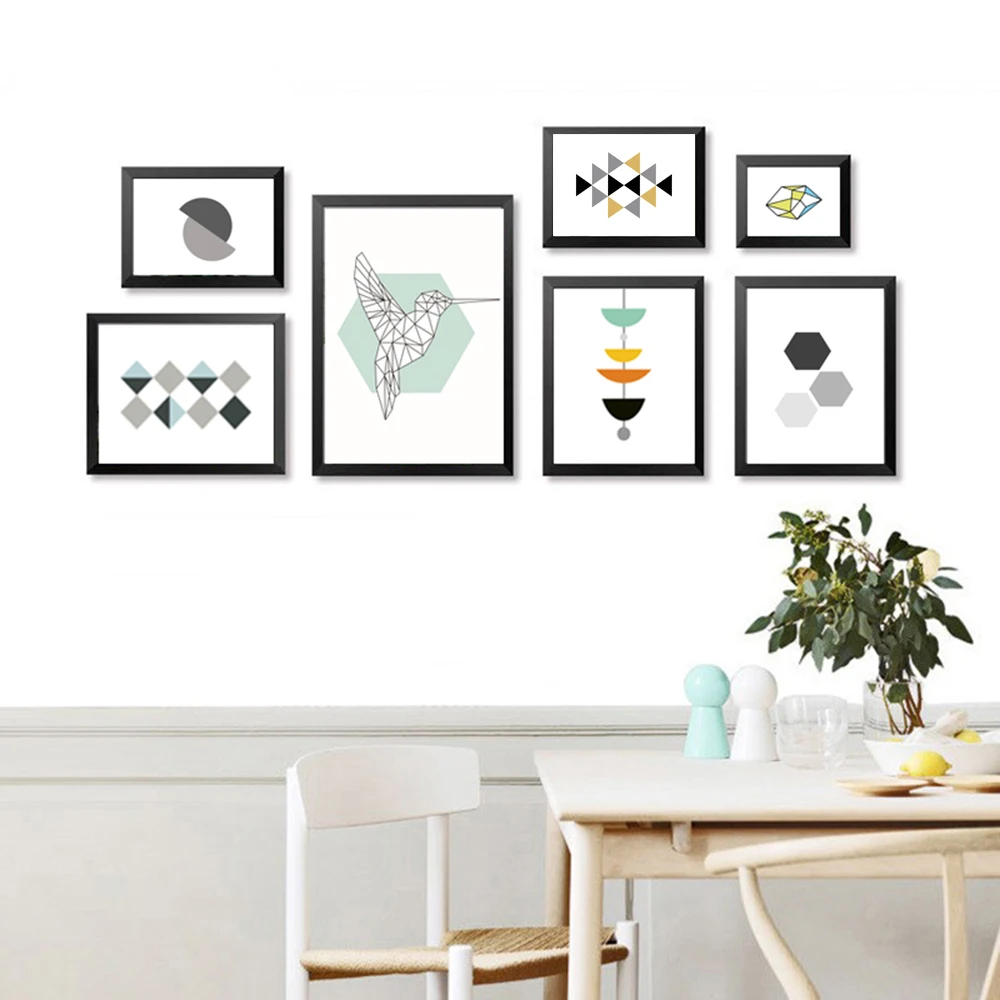 Абстрактная картина в скандинавском стиле с геометрическим рисунком животных