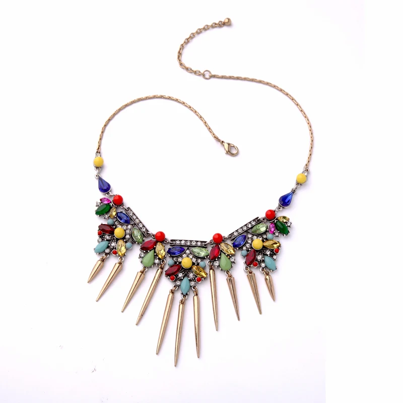 Богемное макси-платье сочетающееся с цветным ожерельем ожерелье из смолы