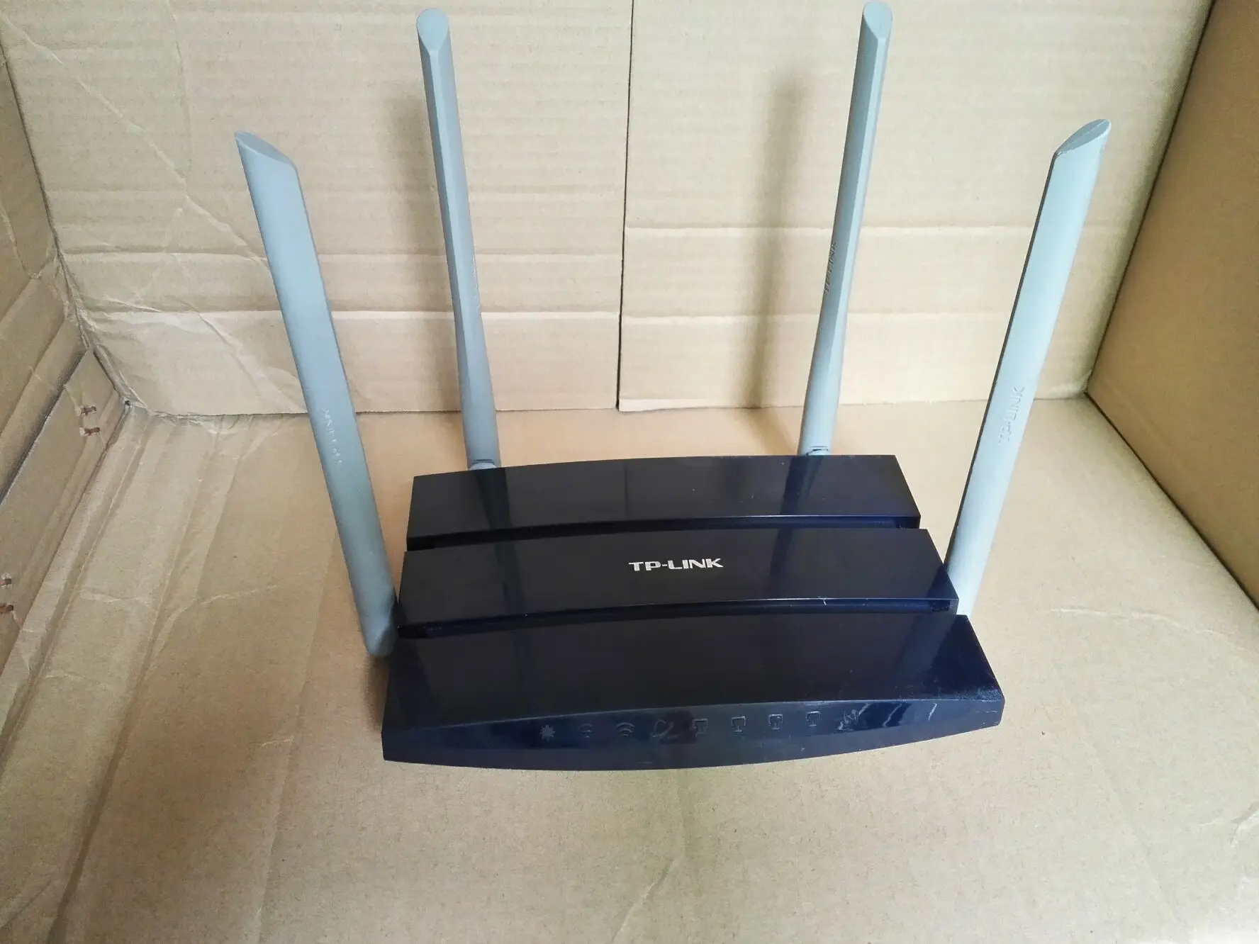 Беспроводной сетевой роутер TP-Link TL-WDR3320 600M 2.4/5 ГГц с двумя диапазонами и 4 антеннами (Б/У, имеет царапины)