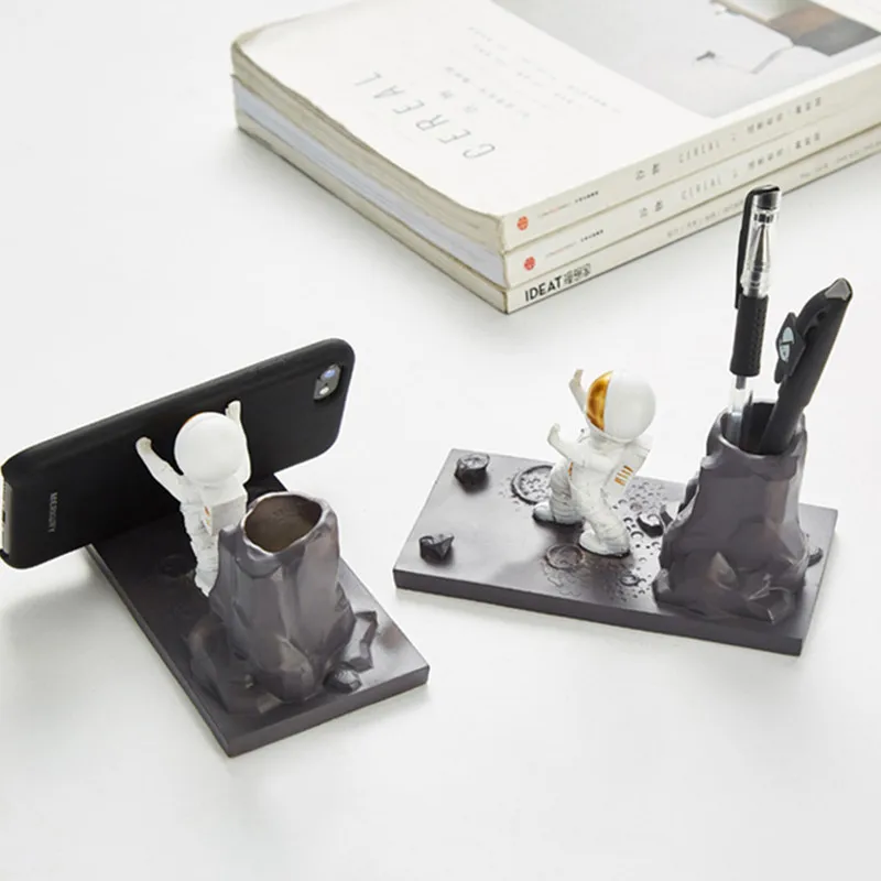 

Nordic Spaceman Resin Mobile Phone Holder Decoration Fashion Office Desktop Resin Cosmonaut Brush Pot Craftwork Ornaments X1914