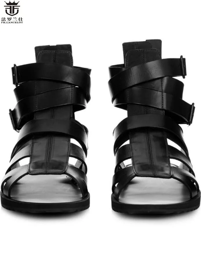 baratas Fr. Lancelot Novo 2020 Homens Sandálias Gladiador Salto Plano Sapatos De Verão Estilo Fretwork Couro Real Masculino Sandálias Férias Causal Apartamentos
