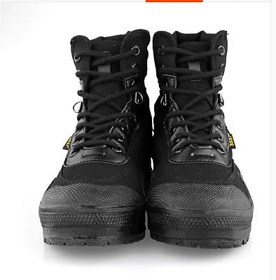 Новые люди военные высокого верха пустынные на открытом воздухе скальные узелок