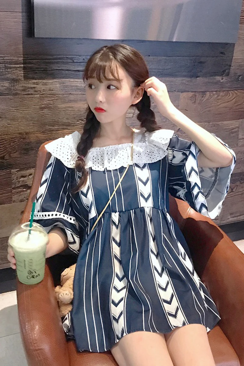 

Spring Female New Korean Girl Ethnic Style Stitching Square Collar Openwork Loose Dress Sweet Short-sleeved Dress