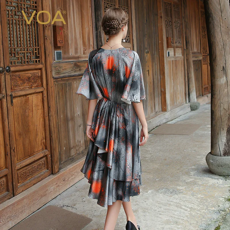 Женское платье средней длины VOA серое шелковое с коротким рукавом облегающее со