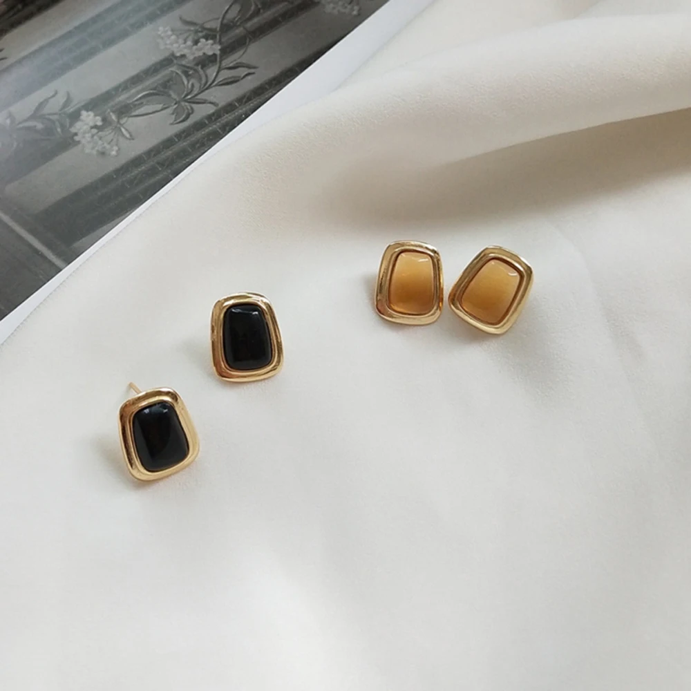 Серьги гвоздики из серебра 925 пробы с золотистыми искусственными