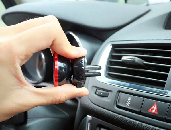 Устанавливаемое на вентиляционное отверстие в салоне автомобиля Магнитный