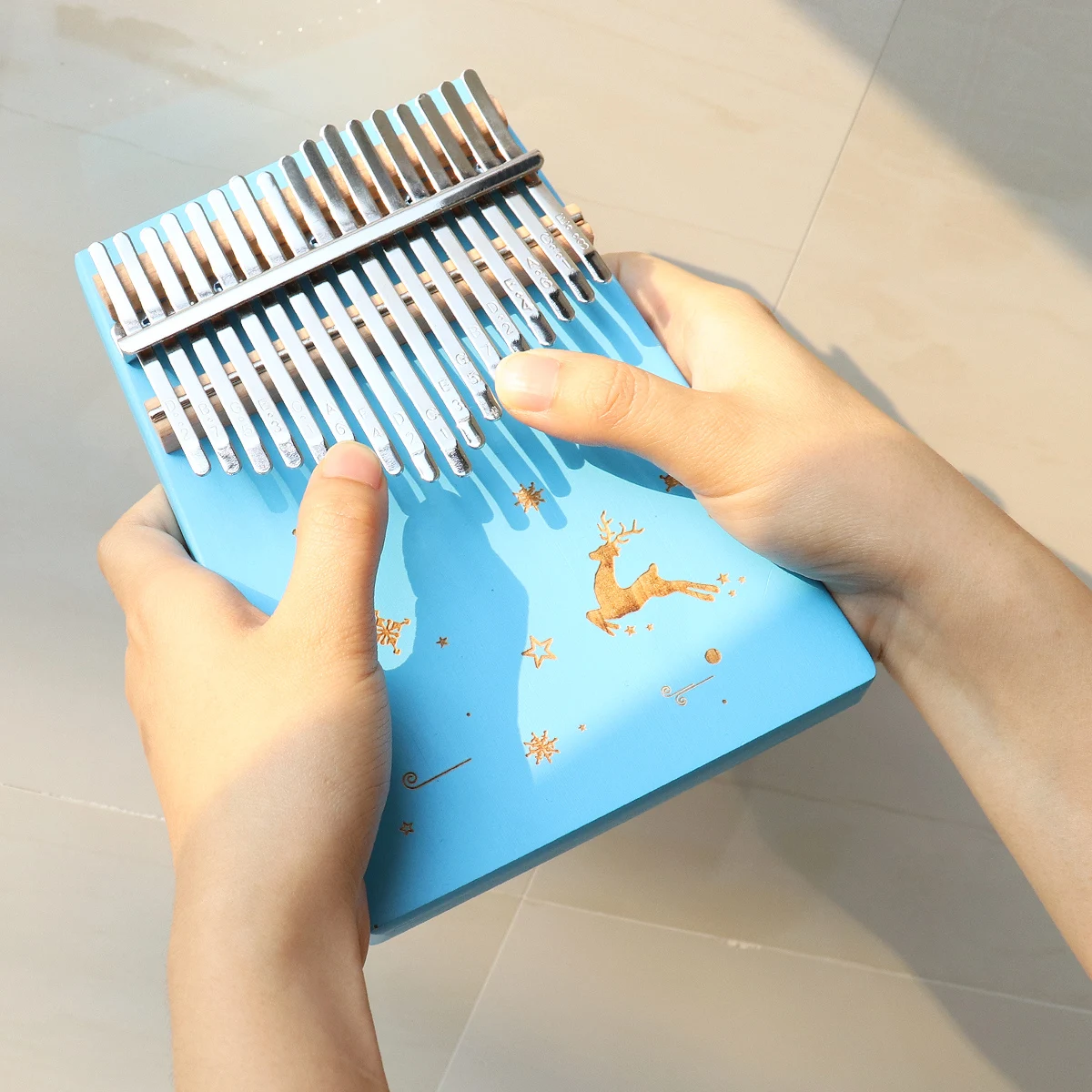 17 клавиш синий большой палец фортепиано калимба олень снег шаблон сплошной одной