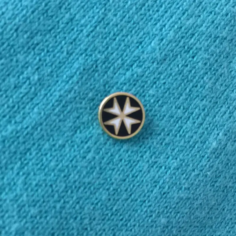 Значок на лацкан масонский черный Мальтийский крест Размер 8 мм 50 шт. | Дом и сад