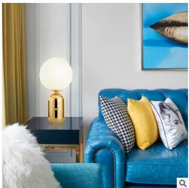 Индукционная настольная лампа золотого черного кремового и белого цвета со