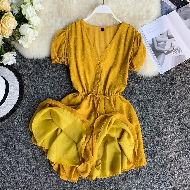 Женский комбинезон в горошек красный с V образным вырезом и пышными рукавами