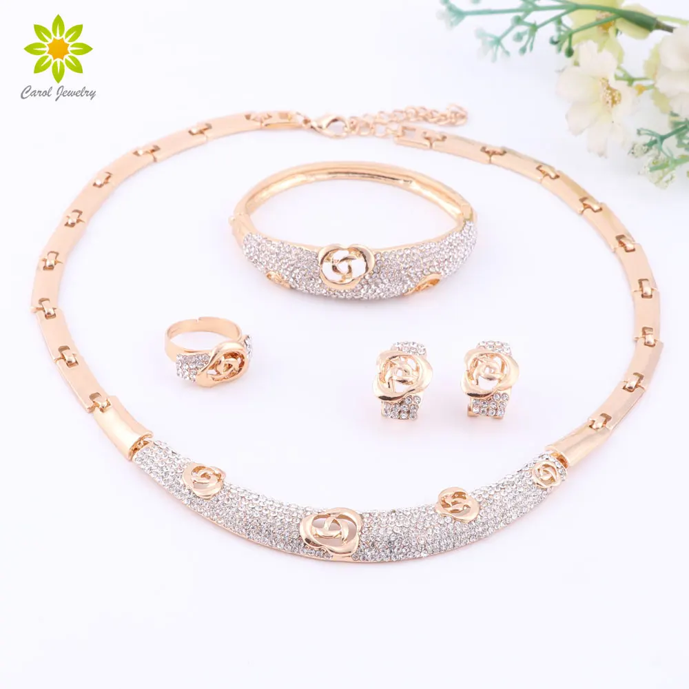 Комплект ювелирных изделий в африканском стиле золотистого цвета форме цветка