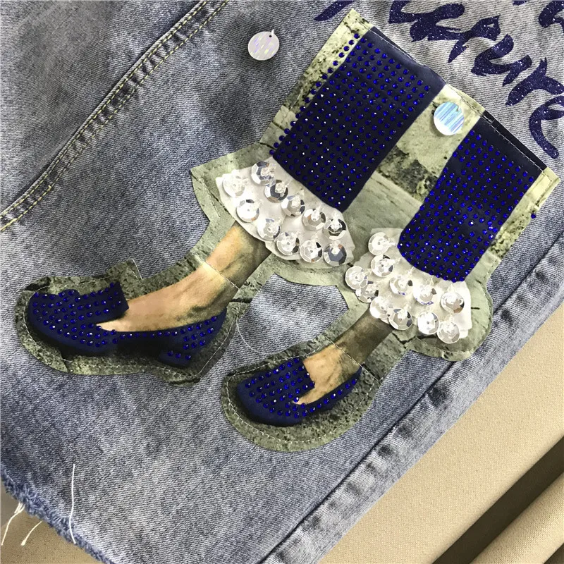 Длинная джинсовая юбка расшитая блестками с неровным краем и буквенным принтом