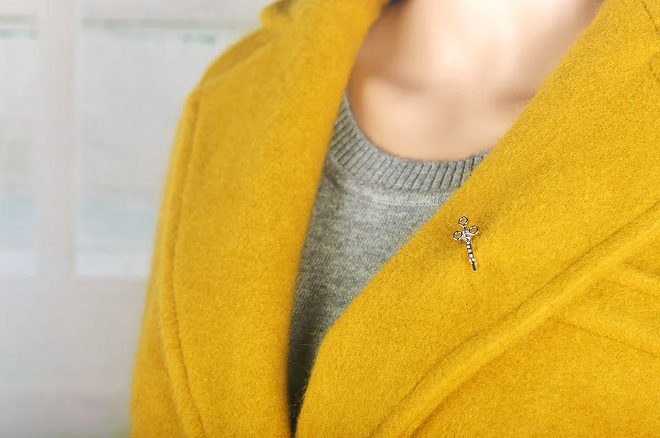 Blucome изысканный шприц игла Форма Брошь Кристалл Сплав корсаж медицинский персонал для женщин мужчин шарф костюм воротник аксессуары Зажимы