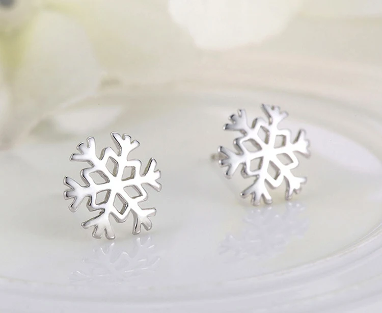 Женские серьги гвоздики в виде снежинок посеребренные классические подарок на