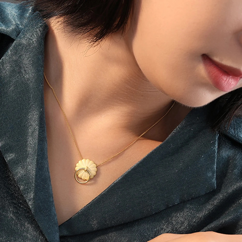 Женское ожерелье с подвеской LEVEN матовое Золотистое Ожерелье из стерлингового