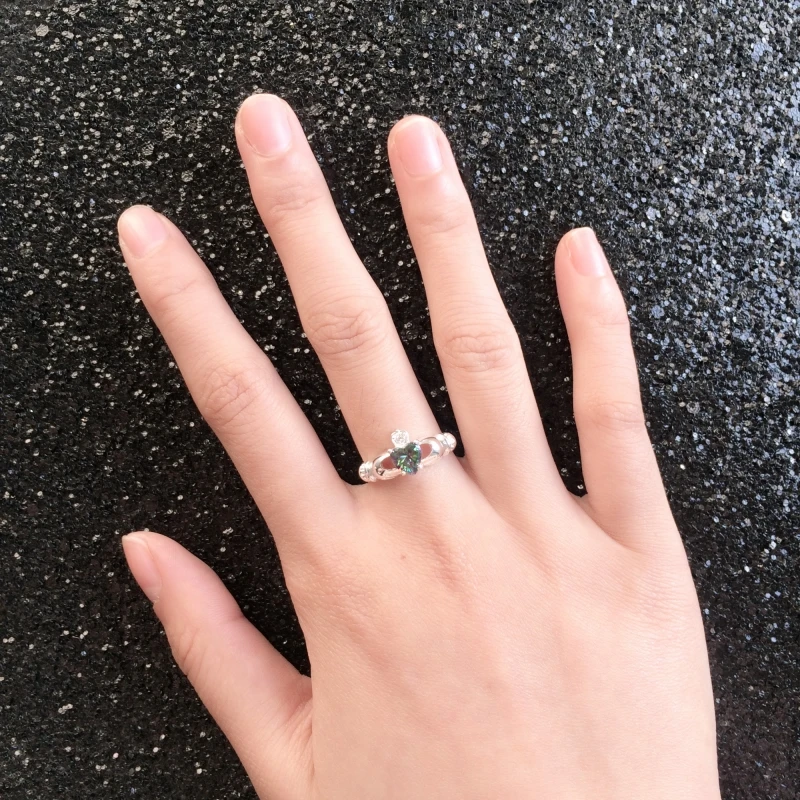 Huitan модное кольцо в форме сердца Claddagh с радугой CZ зубчатая установка посеребренное модное ювелирное изделие лучший подарок для влюбленных кольца для женщин