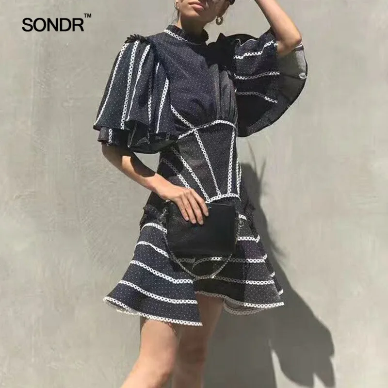 Женское платье в горошек с воротником стойкой коротким рукавом и высокой