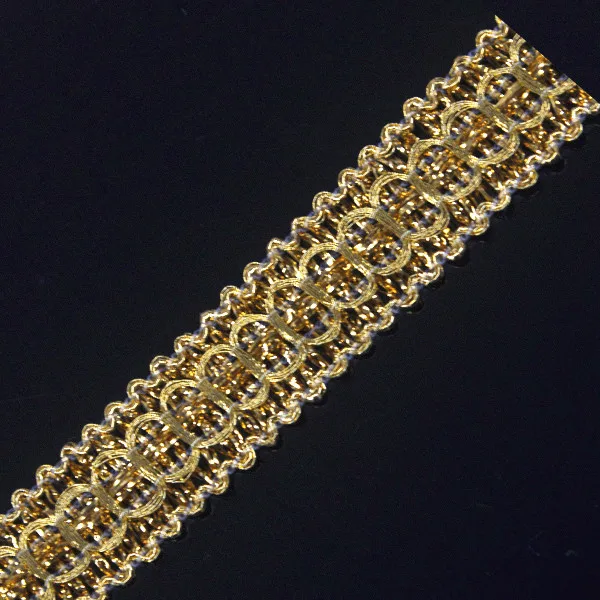 Плетеная кружевная лента с золотым металлическим украшением вышитая аппликация