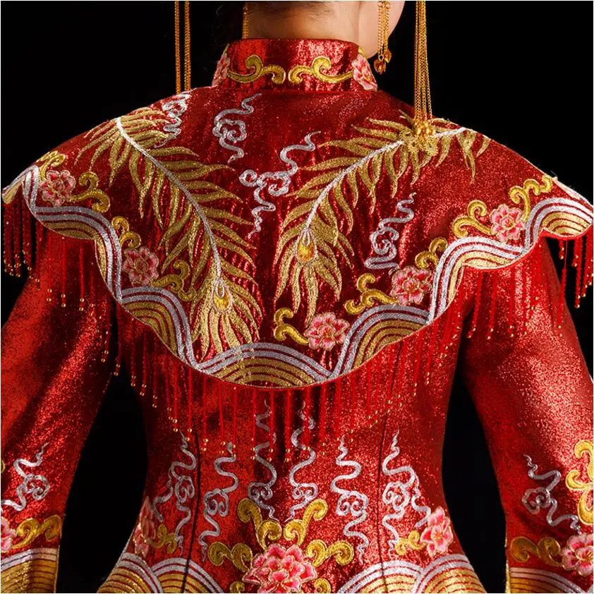 Традиционное китайское свадебное платье "Чэнгсам" с вышивкой феникса и шалью.