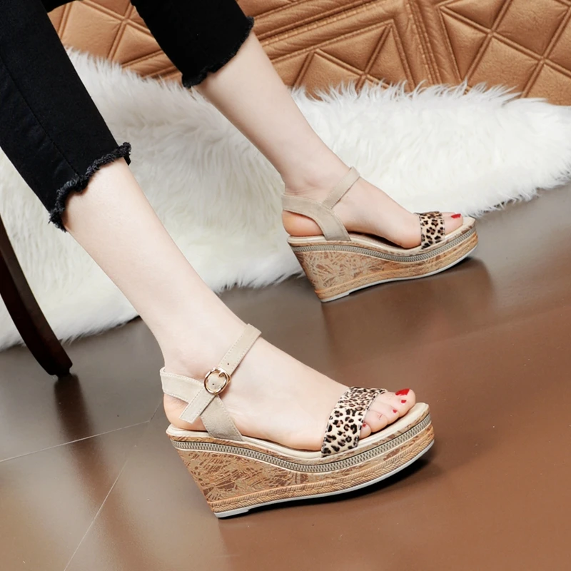 Женские замшевые сандалии на танкетке водонепроницаемая обувь леопардовой