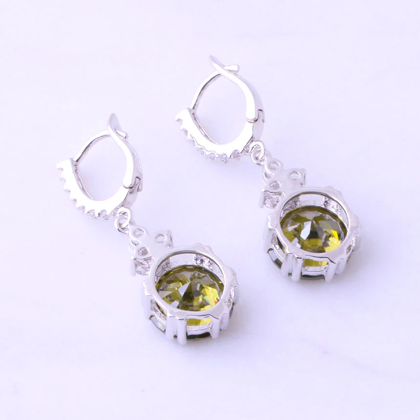 Женские серьги подвески серебряного цвета с блестящим зеленым и белым