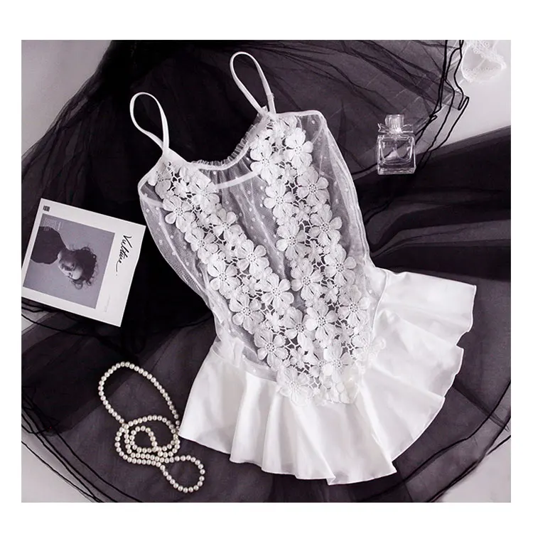 Пикантная кружевная пижама в полоску с глубоким V-образным вырезом облегающий