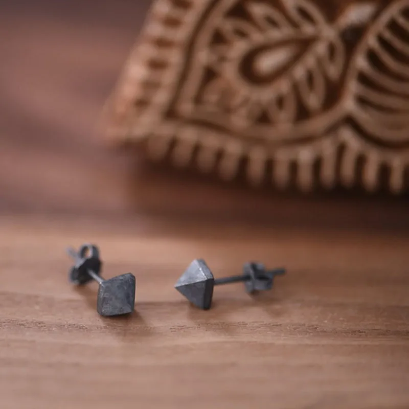 

1Pcs New Vintage Earring Oxidation Black Pyramid Rivet Individuality Earrings Men Women Love Jewelry
