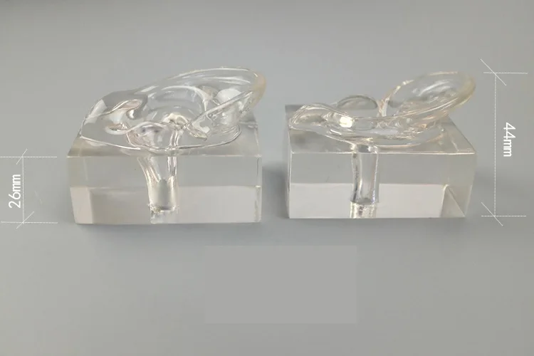 Одна пара прозрачных синих и красных каучуковых ушей для демонстрации