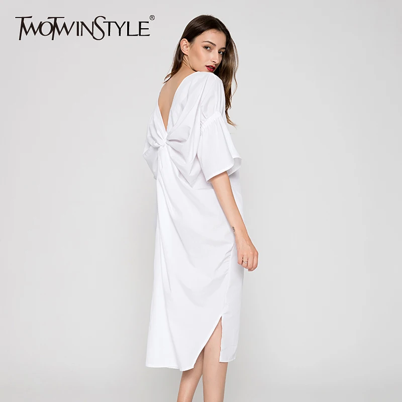 Платье TWOTWINSTYLE с рюшами открытой спинкой треугольным вырезом широким рукавом и