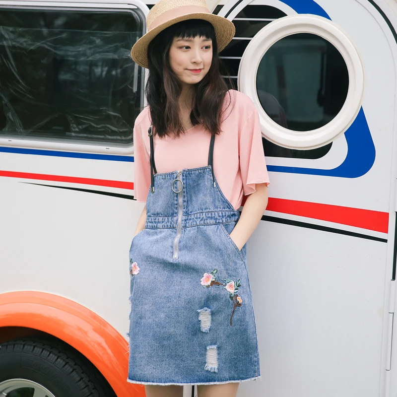 Летняя короткая джинсовая юбка на бретелях с вышивкой женская молнии высокой