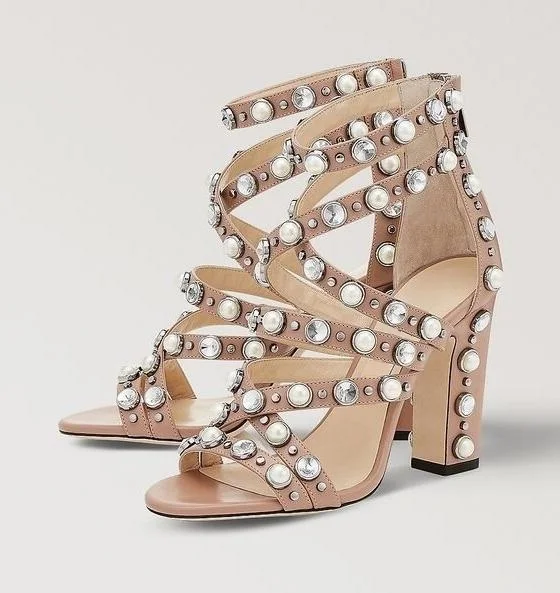 Модные женские босоножки на квадратном каблуке с металлическим украшением