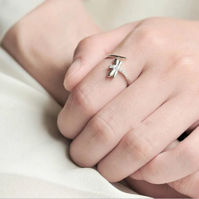 Женское кольцо со стрекозой и длинным хвостом регулируемое обручальное