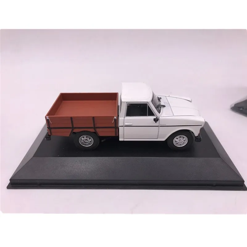 1:43 металлическая модель автомобиля Fiat 800 сплав пикап Модель Коллекция подарков - Цвет: Белый