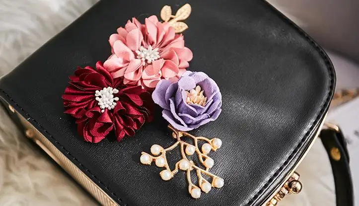 

Female Bag 2019 New Korean Version Of The Wild Fashion Embroidery Flower Chain Shoulder Bag Female Portable Messenger Bag A546