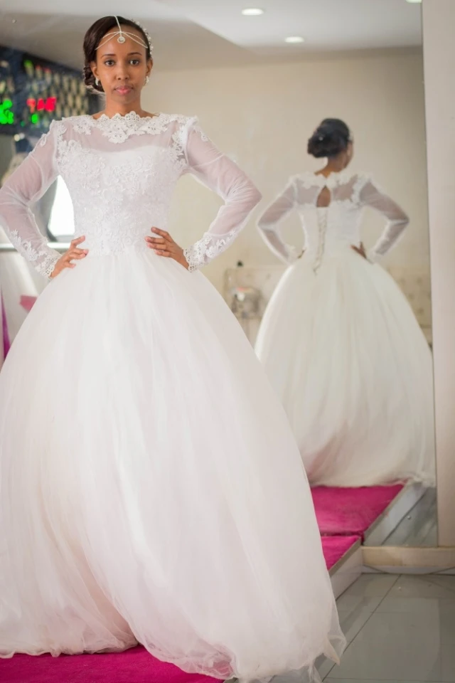 

Romantic Long Sleeves Lace Appliques Bridal Dresses Tulle Sweep Train A-Line Celebrity Wedding Dresses Lace up Back