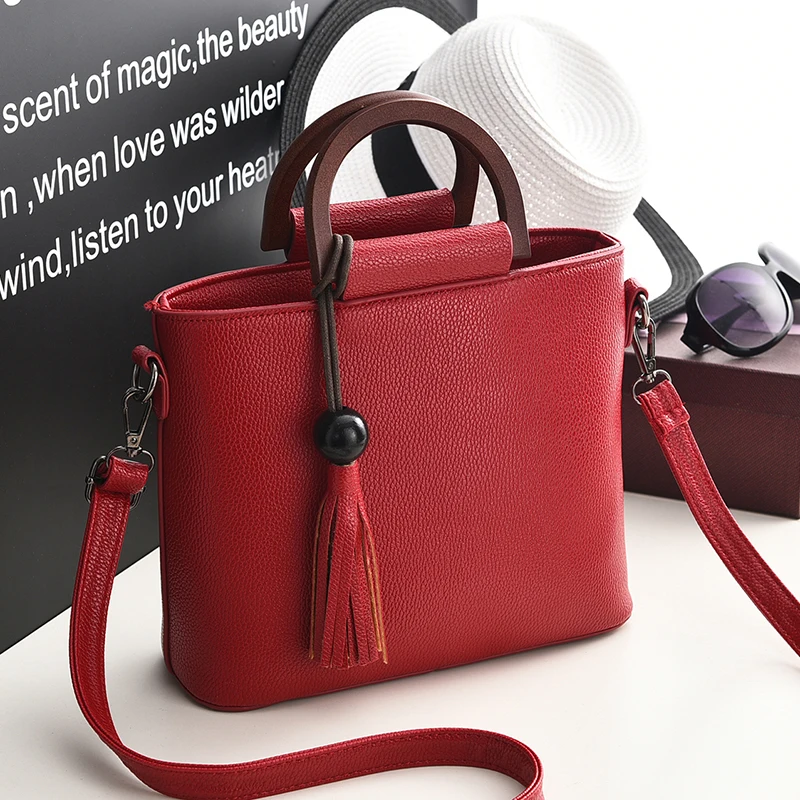 Женская сумка-мессенджер из искусственной кожи с деревянной ручкой и кисточками