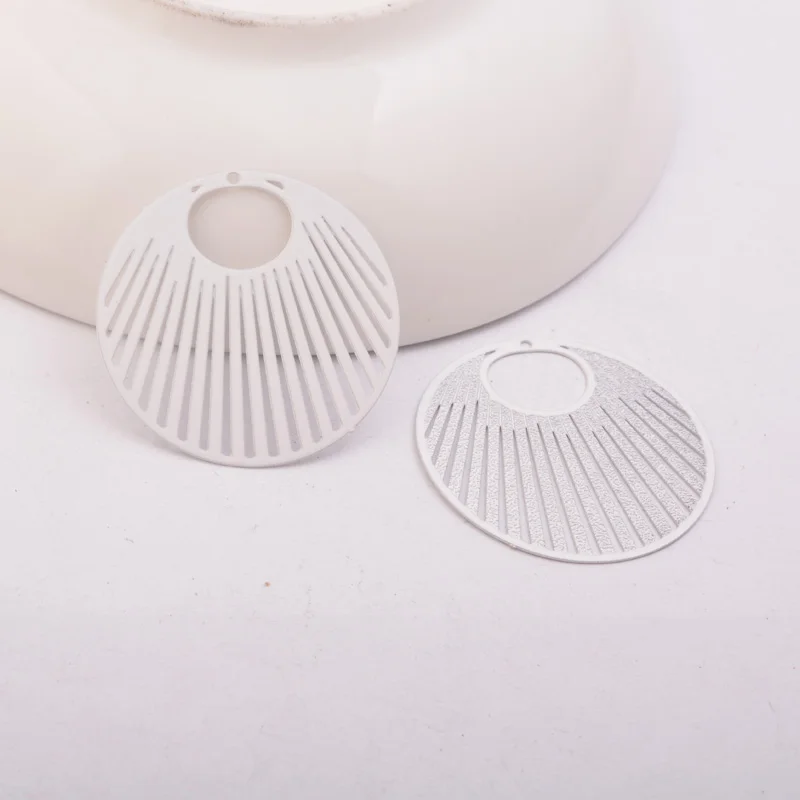 White 30 шт. AB5240 30 мм Лазерная резка круглые подвески - Окраска металла: White