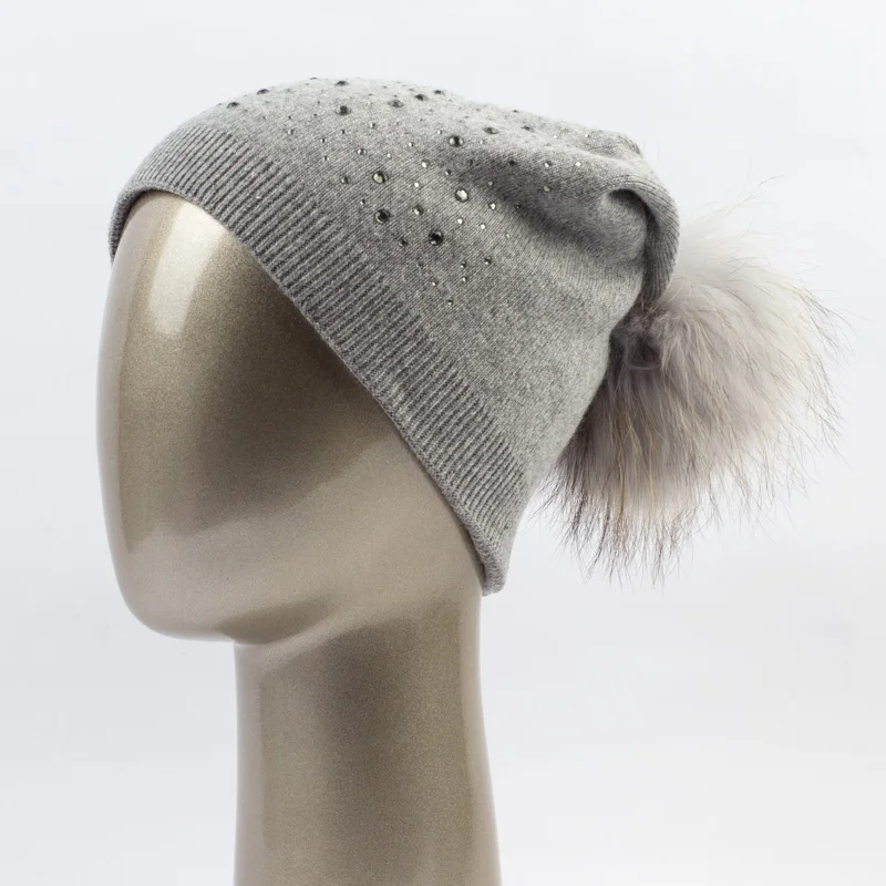 Geebro Для женщин помпонами Шапки зима теплая Вязание енота Мех животных Pom Beanie шапка для Для женщин Натуральный мех помпоном Skullies шапочки dq039 - Цвет: Light Grey B