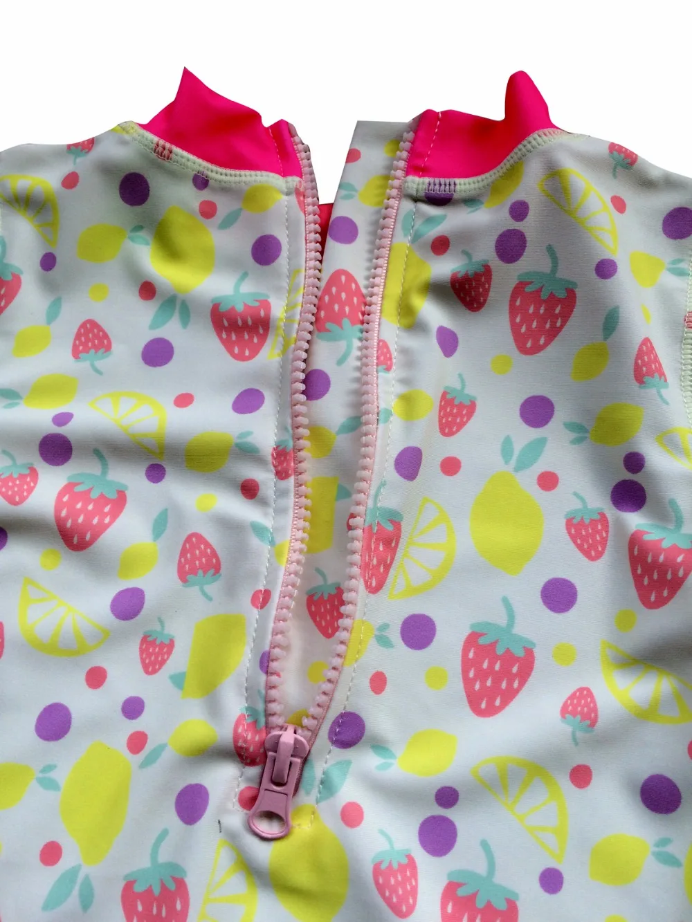 Bonverano (TM) Младенческая Девочка UPF 50 + защита от солнца S/S клубника один кусок Zip