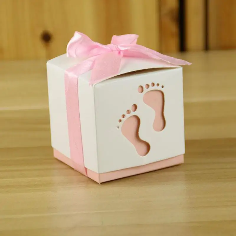 Коробка для конфет "Маленькие следы ножек" с лентой и 100 штуками для подарка на крещение или рождение ребенка.