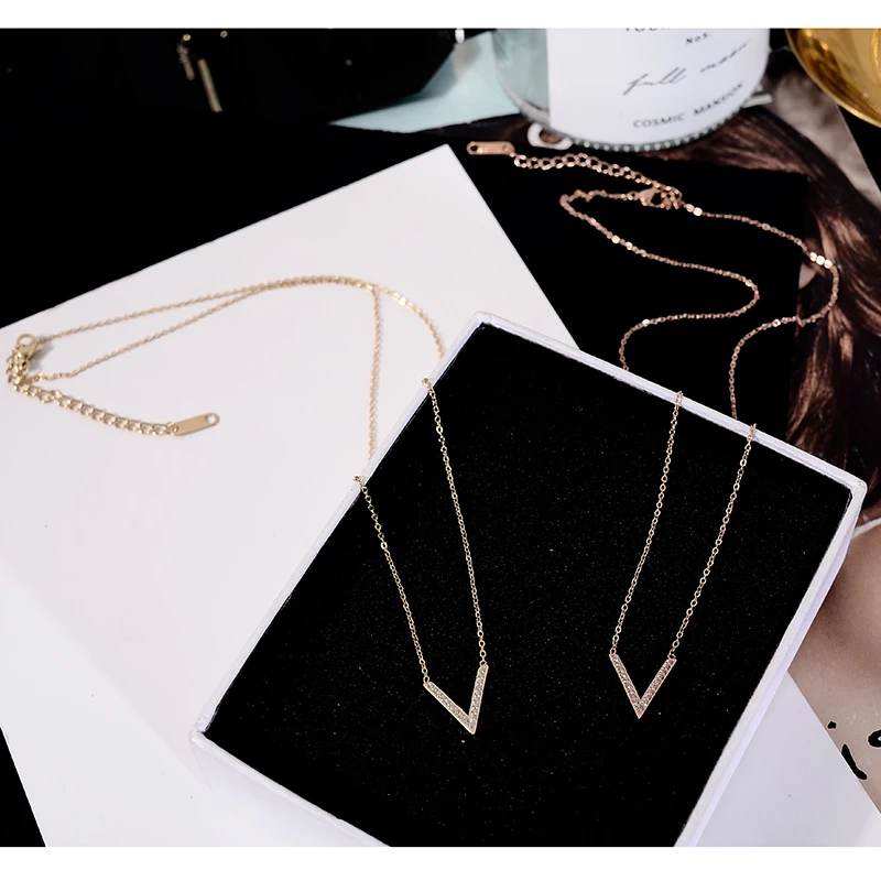 Юн РУО розовое цвета: золотистый серебристый циркониевый буквы V кулон ожерелье